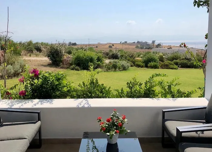 Eliza & Mike's Paros 로갈라스